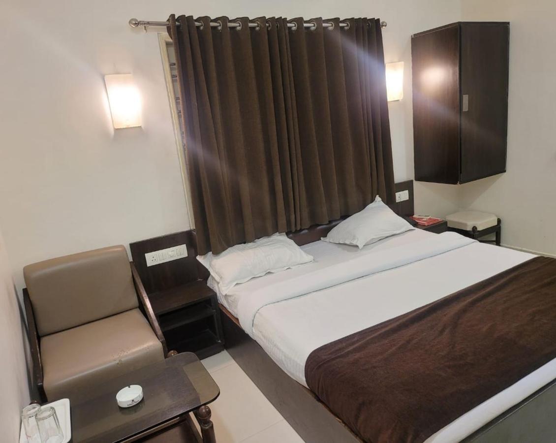 Golden Plaza Hotel Ahmadábád Kültér fotó