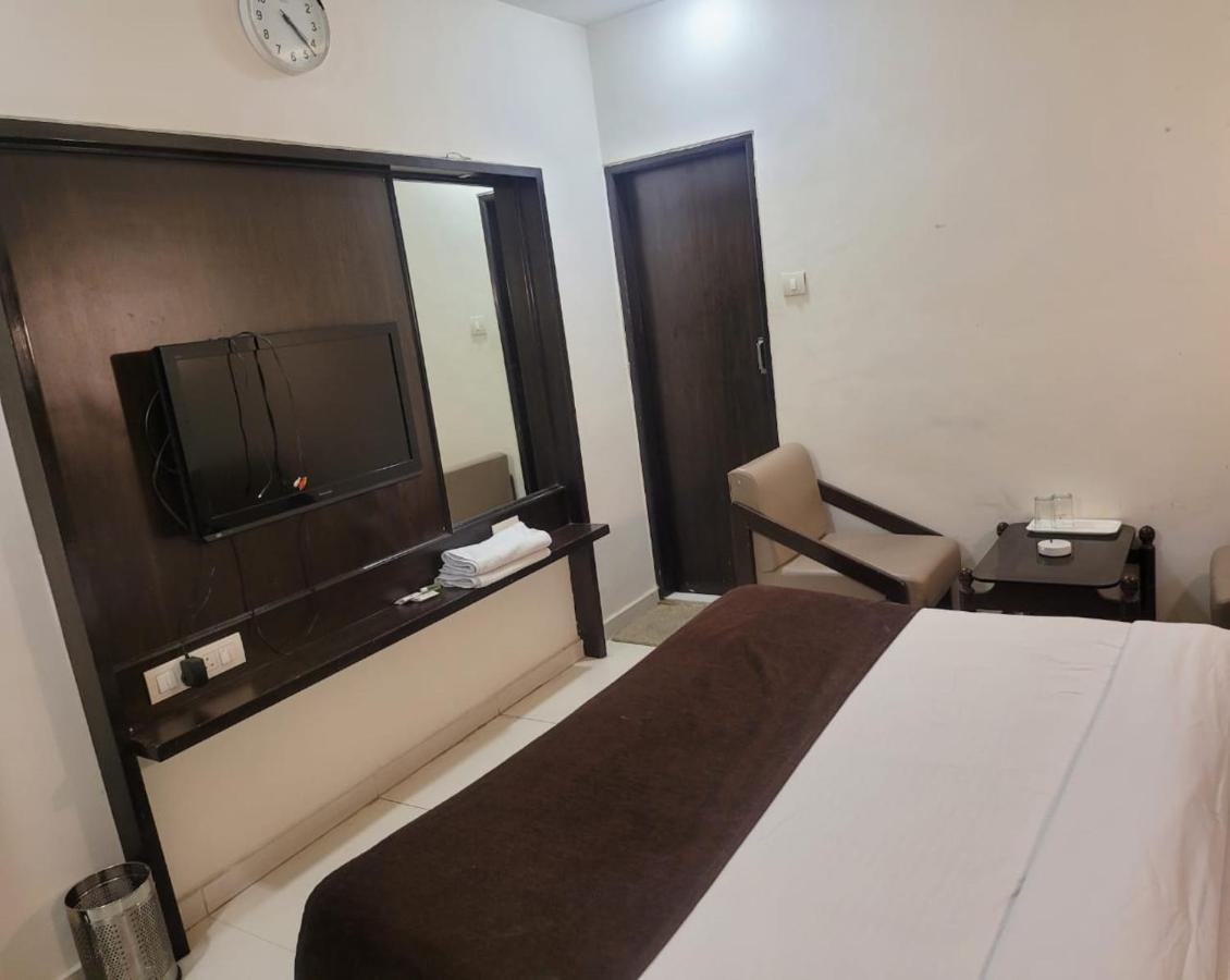 Golden Plaza Hotel Ahmadábád Kültér fotó
