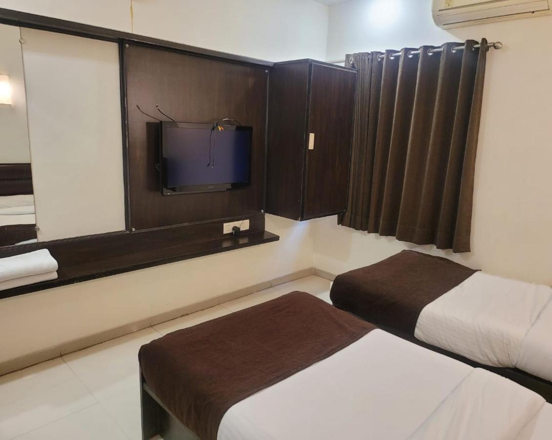 Golden Plaza Hotel Ahmadábád Kültér fotó