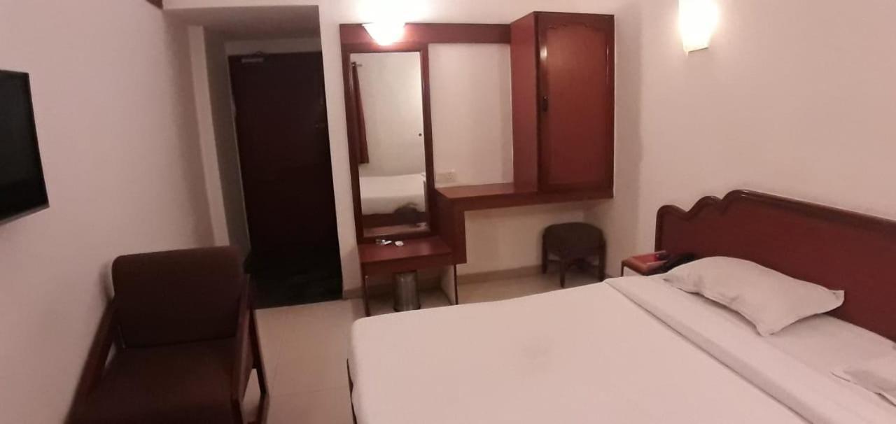 Golden Plaza Hotel Ahmadábád Kültér fotó