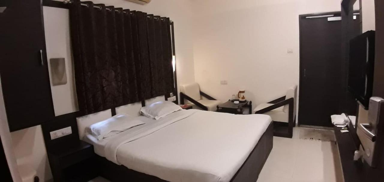 Golden Plaza Hotel Ahmadábád Kültér fotó