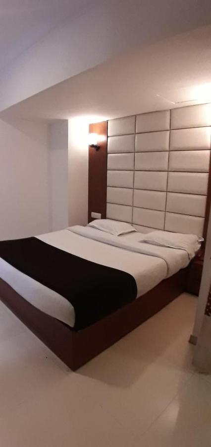 Golden Plaza Hotel Ahmadábád Kültér fotó