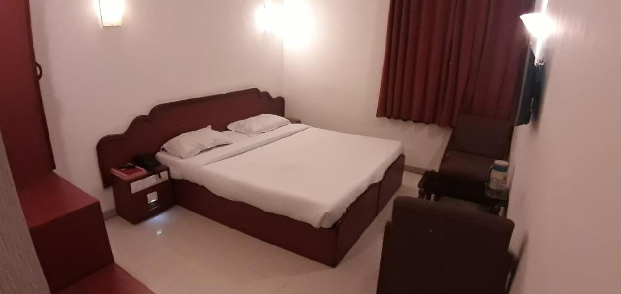 Golden Plaza Hotel Ahmadábád Kültér fotó