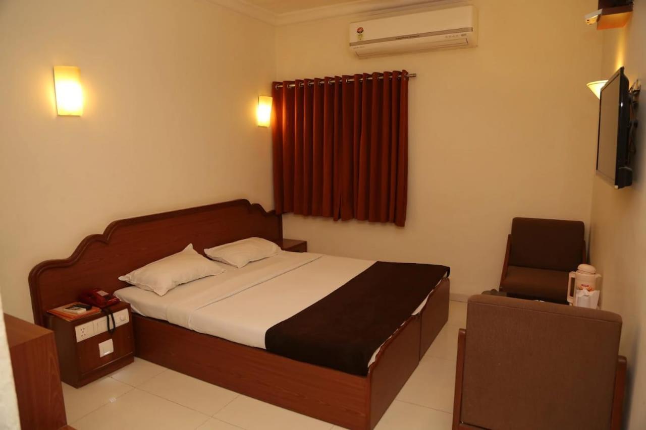 Golden Plaza Hotel Ahmadábád Kültér fotó